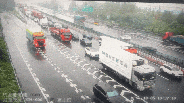 上海长江隧桥返沪方向，拍出了停车场的感觉！网友：“猪肝紫”假期永不缺席