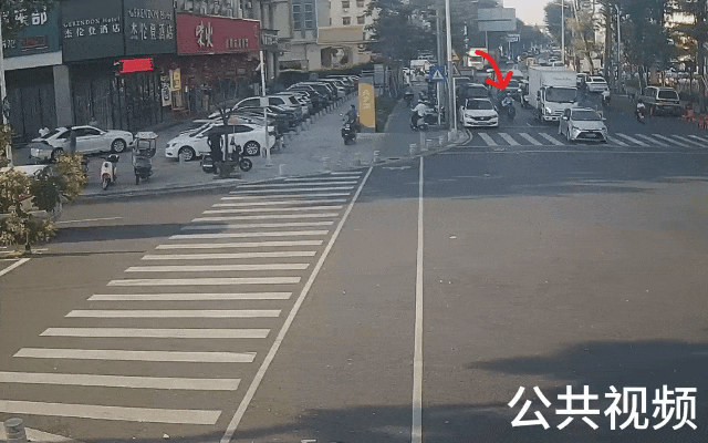 右转不注意让行有多险?真实事故告诉你答案…… 右转不注意让行有多险?真实事故告诉你答案……