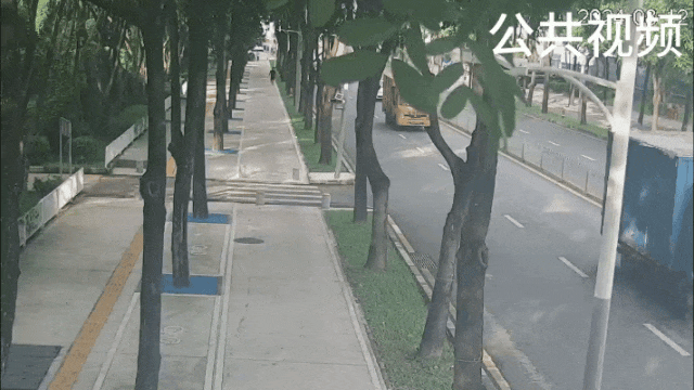 右转不注意让行有多险?真实事故告诉你答案…… 右转不注意让行有多险?真实事故告诉你答案……