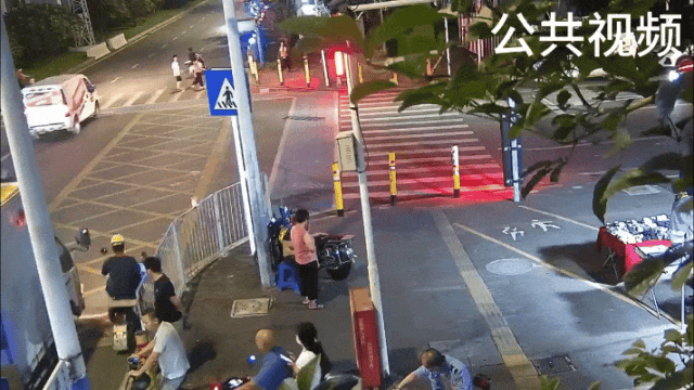 右转不注意让行有多险?真实事故告诉你答案…… 右转不注意让行有多险?真实事故告诉你答案……