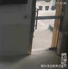 这个心疙瘩终于解了，派出所门口被村民硬“塞”土鸡······