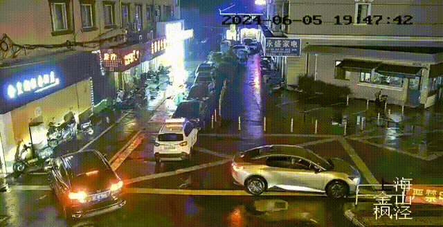 事发上海街头!女子撞上巡逻车后飞速驶离,还找亲儿子来“顶包”...都是因为→ 事发上海街头!女子撞上巡逻车后飞速驶离,还找亲儿子来“顶包”...都是因为→