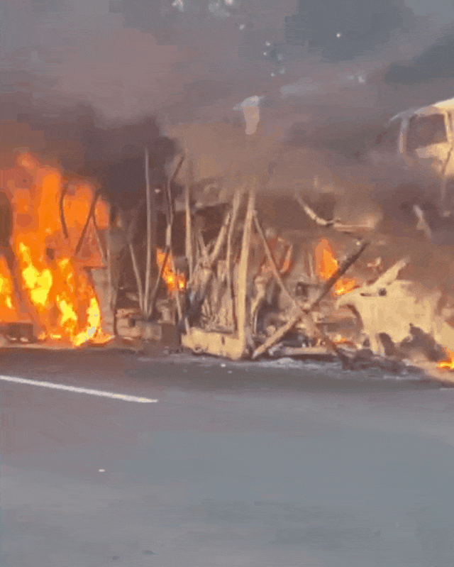 高速上，13辆轿车惨变“空壳”