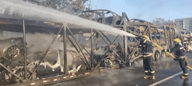 高速上，13辆轿车惨变“空壳”