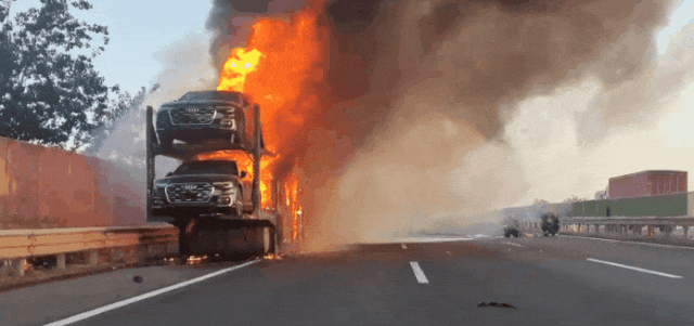 高速上，13辆轿车惨变“空壳”