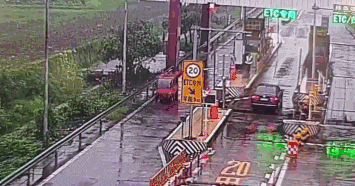 74岁老人驾驶“老头乐”强闯收费站，高速上逆行被撞致2人死亡