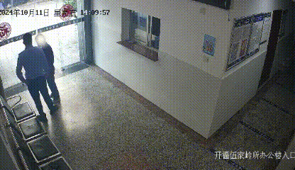 乘客接到神秘电话后下车,长沙赵师傅马上喊来警察! 乘客接到神秘电话后下车,长沙赵师傅马上喊来警察!