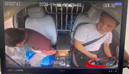 乘客接到神秘电话后下车,长沙赵师傅马上喊来警察! 乘客接到神秘电话后下车,长沙赵师傅马上喊来警察!