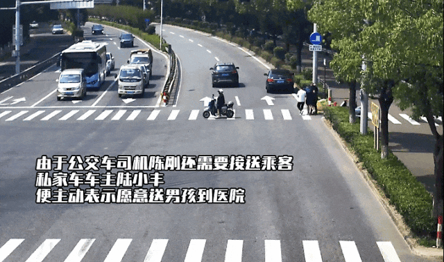 公交车司机“弃车”狂奔！网友怒赞