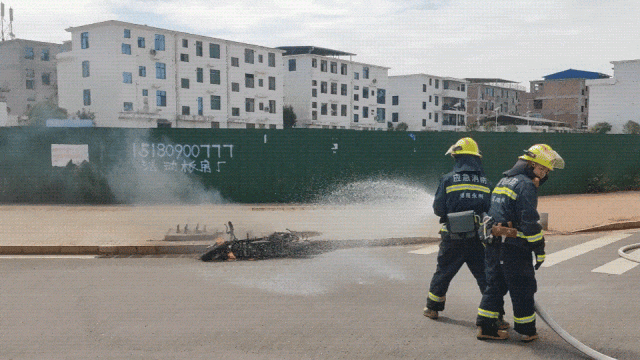 爱车刚上路就烧成“铁架”！竟因主人自己“动了手脚”