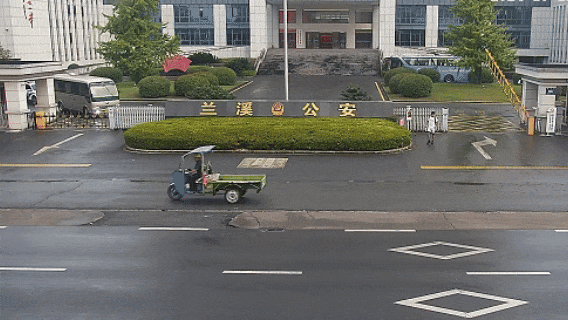 傍晚，中巴车上跳下来18位警察……