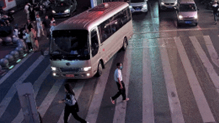 傍晚，中巴车上跳下来18位警察……