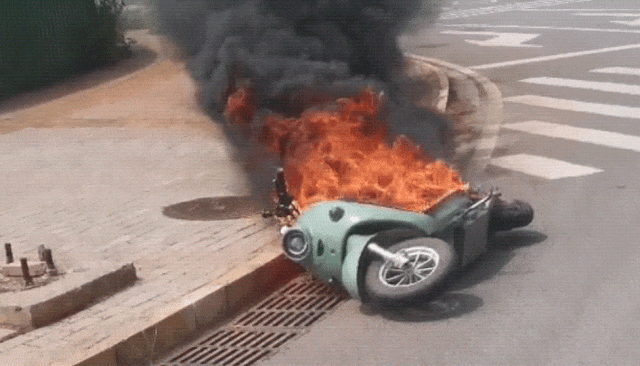 爱车刚上路就烧成“铁架”！竟因主人自己“动了手脚”