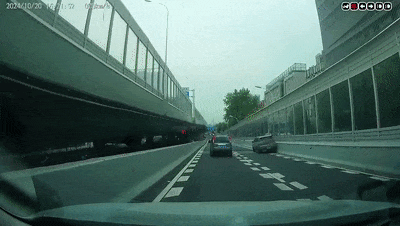 民警驾车撞停失控私家车?现场画面曝光→ 民警驾车撞停失控私家车?现场画面曝光→