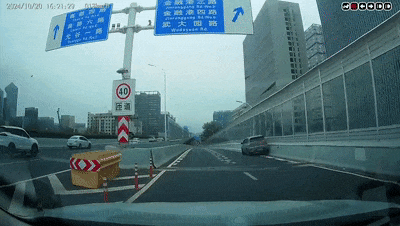 民警驾车撞停失控私家车?现场画面曝光→ 民警驾车撞停失控私家车?现场画面曝光→