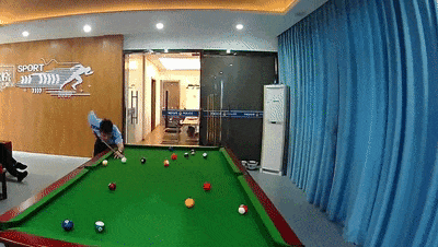 警察竟上班时间打台球?“这球打得好!” 警察竟上班时间打台球?“这球打得好!”