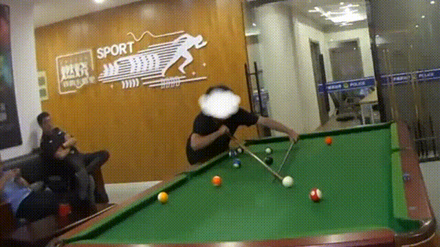 警察竟上班时间打台球?“这球打得好!” 警察竟上班时间打台球?“这球打得好!”