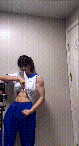 火了！姑娘晒出麒麟臂！网友：穿最可爱的衣服，秀最狠的肌肉