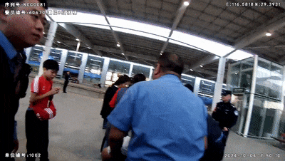 危急时刻，高铁破例临停1分钟！