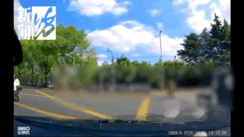 揪心!上海一对老夫妻刚走出医院,就在斑马线上被车撞飞!行车记录仪画面曝光→ 揪心!上海一对老夫妻刚走出医院,就在斑马线上被车撞飞!行车记录仪画面曝光→