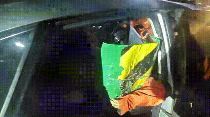 为了口吃的，小情侣差点凌晨冲下悬崖