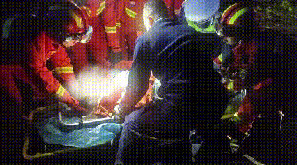 为了口吃的，小情侣差点凌晨冲下悬崖