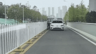 看傻眼！男子为图方便，徒手拆护栏