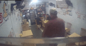 吃饭偶遇嫌犯！民警：打包带走