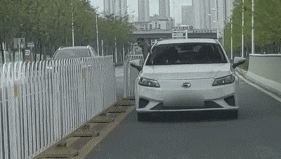 看傻眼！男子为图方便，徒手拆护栏