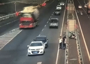 高速隧道内惊现“人肉警示牌”!幸好…… 高速隧道内惊现“人肉警示牌”!幸好……