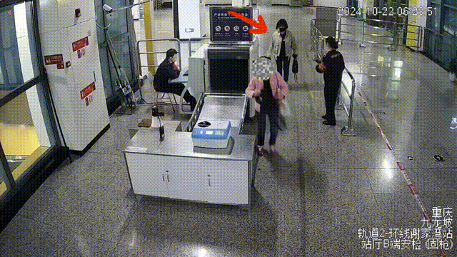 重庆一女子拒绝轨道安检还出手打人！警方：行政拘留并罚款