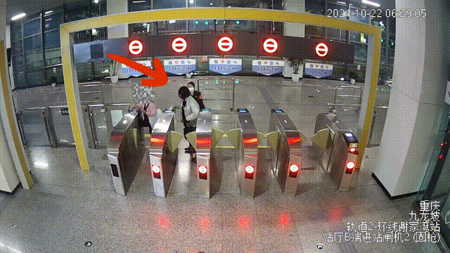 重庆一女子拒绝轨道安检还出手打人！警方：行政拘留并罚款