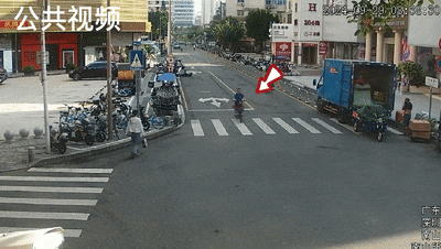 带了头盔但没戴！发生事故后，他痛苦捂头……