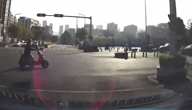 带了头盔但没戴！发生事故后，他痛苦捂头……