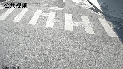 带了头盔但没戴！发生事故后，他痛苦捂头……