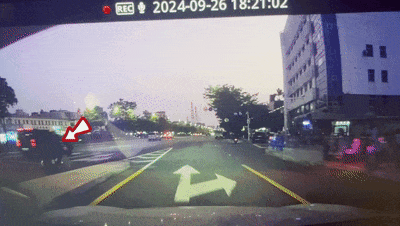 带了头盔但没戴！发生事故后，他痛苦捂头……