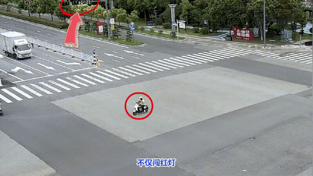 宝妈带仨娃被撞，倒一地……