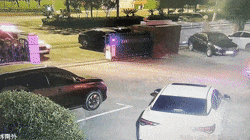 接完电话,李师傅把车开进了派出所…… 接完电话,李师傅把车开进了派出所……