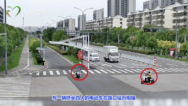 宝妈带仨娃被撞，倒一地……