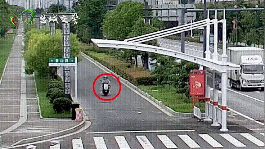 宝妈带仨娃被撞，倒一地……