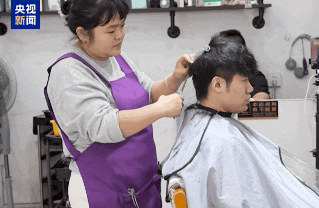 因为“听得懂话”，这个女理发师火了
