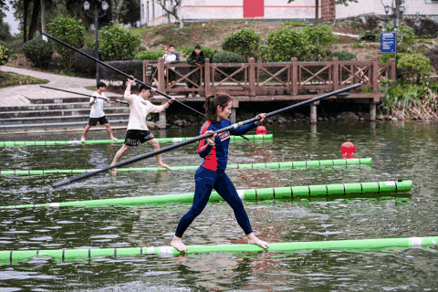 “轻功水上漂”？网友：光跳上竹子那一下，我就得练到毕业……