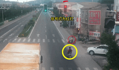 两裸头骑士，双双闯灯……