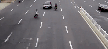 两裸头骑士，双双闯灯……