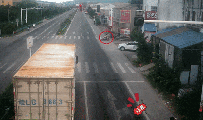 两裸头骑士，双双闯灯……