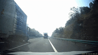 硬挤“夹缝”超车被撞!驾驶人:“我以为超得过去” 硬挤“夹缝”超车被撞!驾驶人:“我以为超得过去”