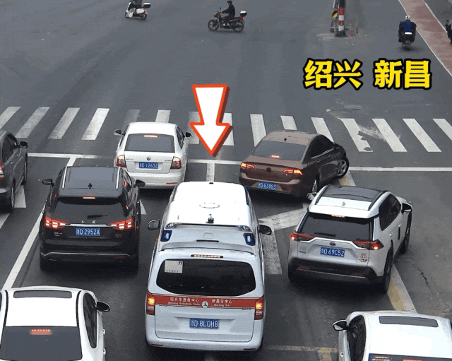 7辆车“神同步”！警方：表扬