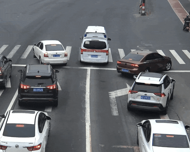 7辆车“神同步”！警方：表扬