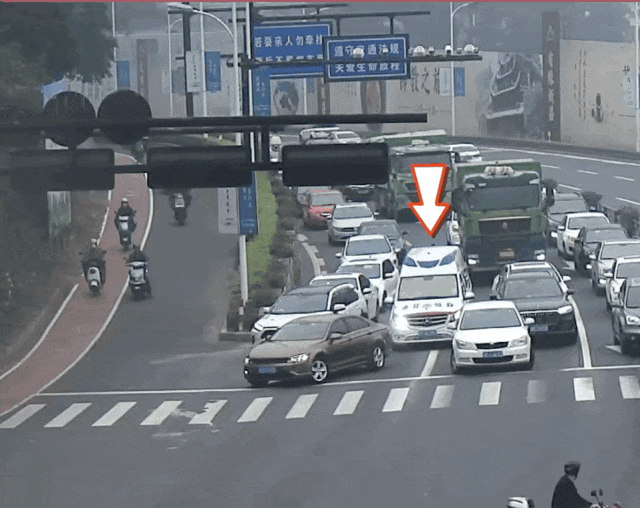 7辆车“神同步”！警方：表扬