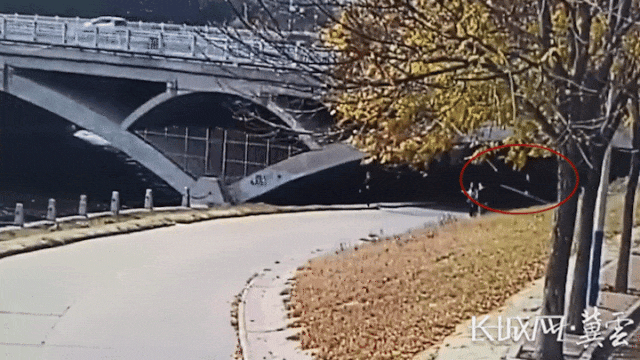 百米冲刺!他用一根竹竿救了一条命…… 百米冲刺!他用一根竹竿救了一条命……